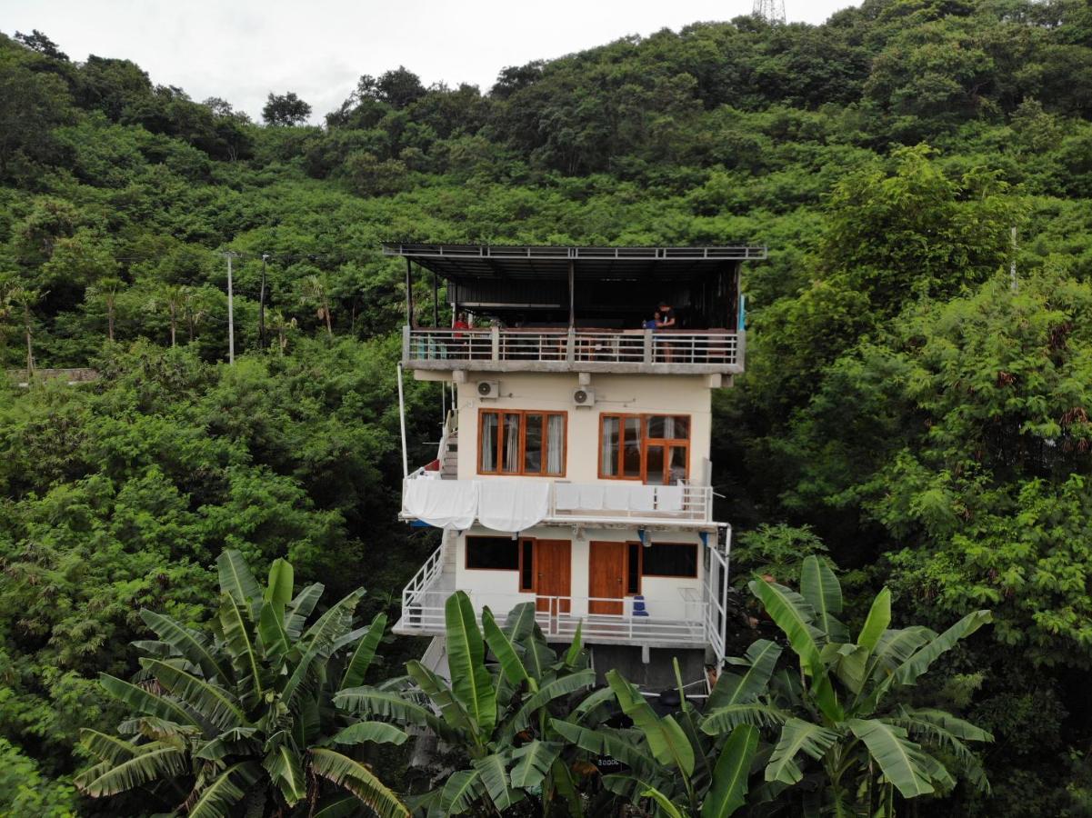 Pesona Room And Restaurant Labuan Bajo Exterior foto